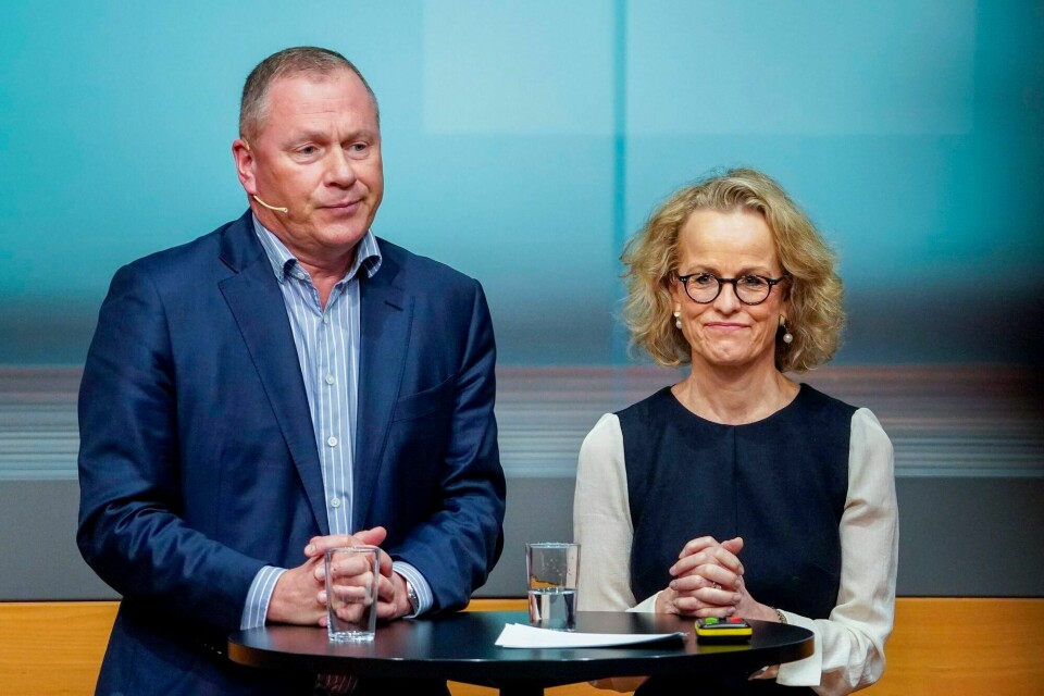 Sjef for oljefondet Nicolai Tangen og Carine Smith Ihenacho, direktør for eierskap og etterlevelse i fondet, forsøker å stritte imot galopperende lederlønninger. Sjef for oljefondet Nicolai Tangen og Carine Smith Ihenacho, direktør for eierskap og etterlevelse i fondet, forsøker å stritte imot galopperende lederlønninger.