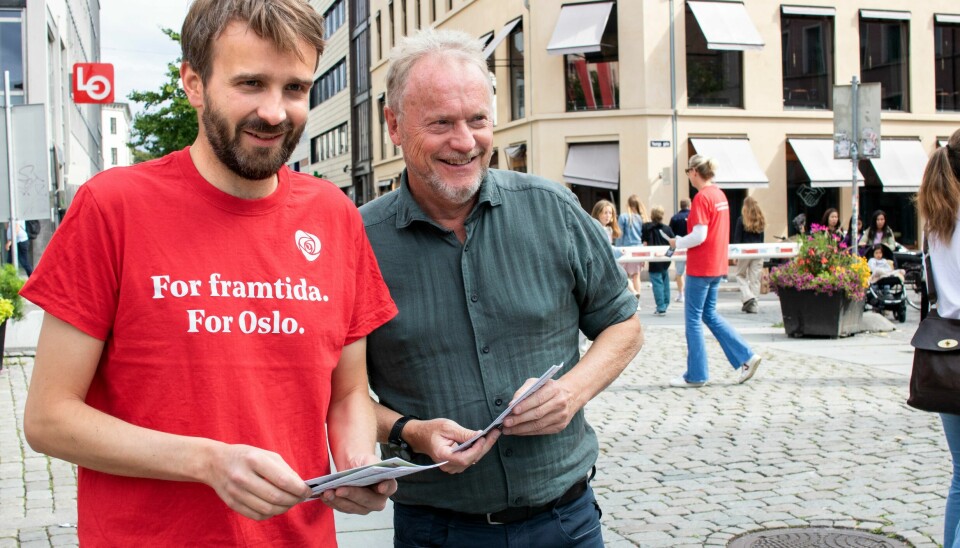 Jan Christian Vestre (til venstre) deler ut løpesedler med bilder av Raymond Johansen (til høyre). Løpeseddelutdeling