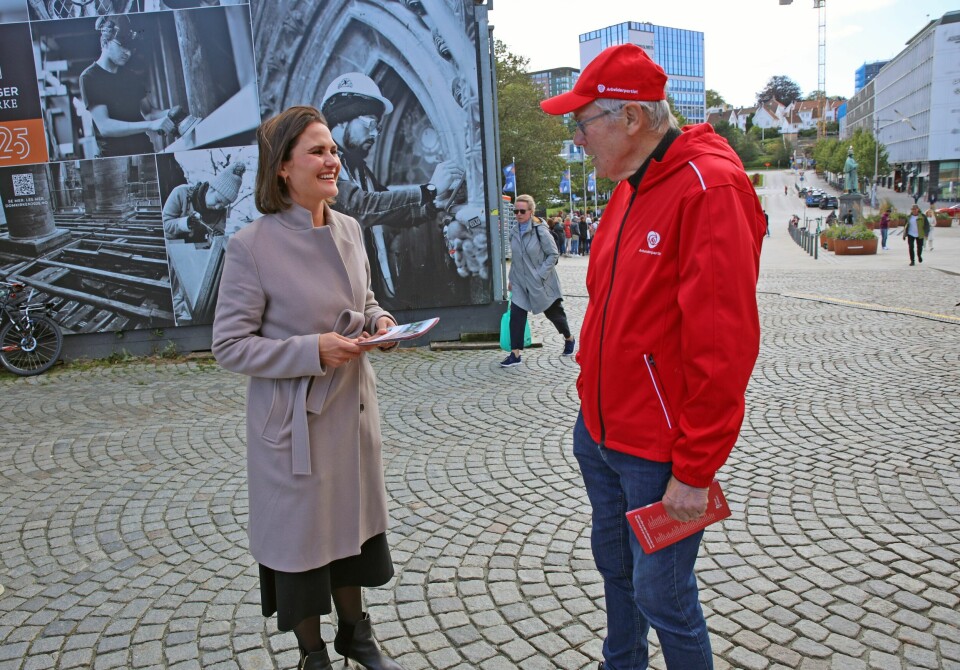 Kari Nessa Nordtun i prat med Ap-nestor Gunnar Berge, platearbeideren på Rosenberg verft som ble stortingsrepresentant, finansminister og kommunal- og arbeidsminister, og som tar et tak i lokalvalgkampen. Kari Nessa Nordtun i prat med Ap-nestor Gunnar Berge, platearbeideren på Rosenberg verft som ble stortingsrepresentant, finansminister og kommunal- og arbeidsminister, og som tar et tak i lokalvalgkampen.