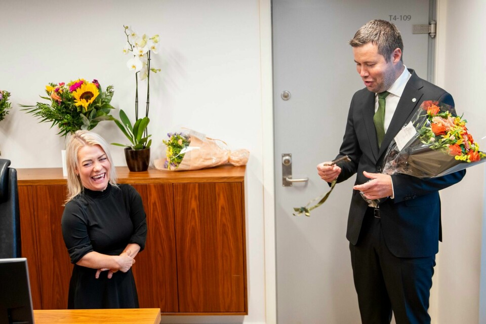 Denne typen landbruksministre har nå gått ut på dato, mener artikkelforfatterne. Bildet er fra nøkkeloverrekkelsen i mai i år da Geir Pollestad (Sp) overtok Landbruksdepartementet etter Sandra Borch (Sp). Borch og Pollestad