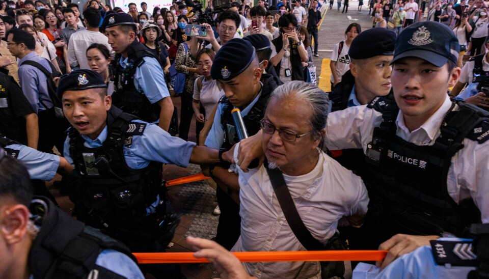 Den grunnleggende friheten og de demokratiske forholdene i Hongkong ble stadig forverret. Her fra juni i år. En person føres bort av politiet i Causeway Bay-området i Hongkong dagen før 34-årsdagen for massakren på Den himmelske freds plass i Beijing. Foto: Louise Delmotte / AP / NTB