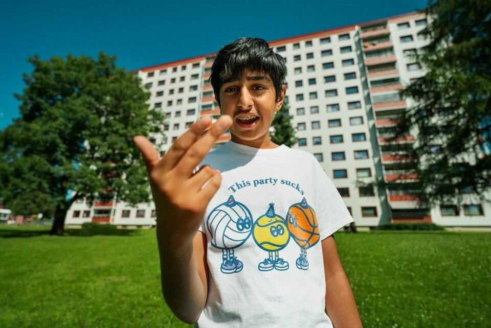 Kaveh Tehranis 'Hør her'a!' får ordinær kinopremiere 15. september, etter å ha åpnet Haugesund-festivalen 20. august. Foto: Arthaus / NTB Kaveh Tehranis «Hør her'a!» får kinopremiere 15. september, etter å ha åpnet Haugesund-festivalen 20. august. Forfilmen kjøres før komikioskvelteren «Barbie». Foto: Arthaus / NTB