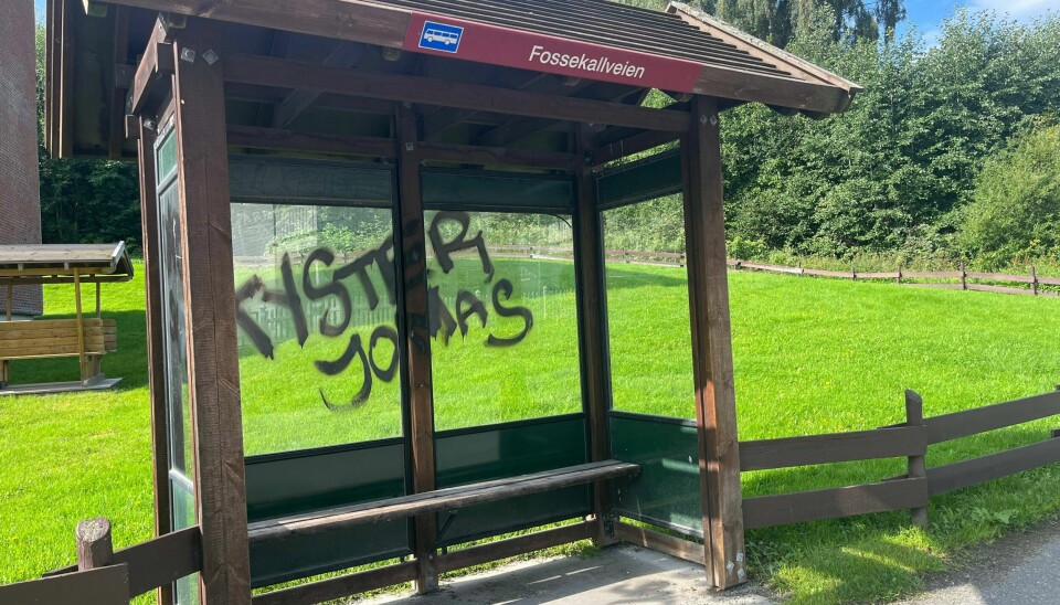 Tagging med teksten «Tyster Jonas» er gjort på flere offentlige steder i Hønefoss, skriver NRK. Kanalen har bilder fra åtte steder hvor det har blitt tagget. Tagging med teksten «Tyster Jonas» er gjort på flere offentlige steder i Hønefoss, skriver NRK. Kanalen har bilder fra åtte steder hvor det har blitt tagget. Foto: Runar Henriksen Jørstad / NRK / NTB