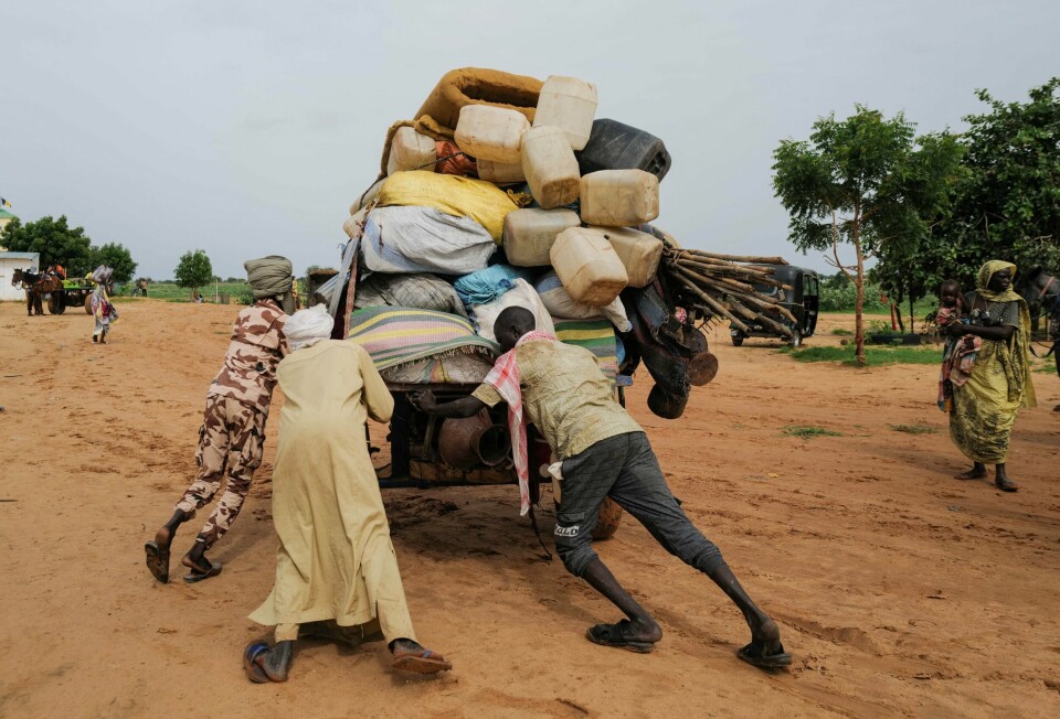 En vogn med eiendelene til flyktninger på vei bort fra Sudan og over til Tsjad. .