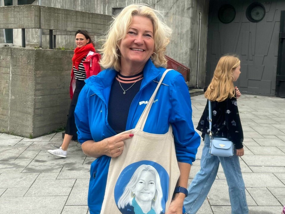 Sissel Knutsen Hegdal og Kari Nessa Nordtun (i bakgrunnen) er Høyres og Arbeiderpartiets svært synlige frontfigurer i Stavanger. Stavanger Høyre leder på meningsmålingene, men Arbeiderpartiet er like bak. Her godt illustrert med Sissel Knutsen Hegdal i front, og Kari Nessa Nordtun bak til venstre.