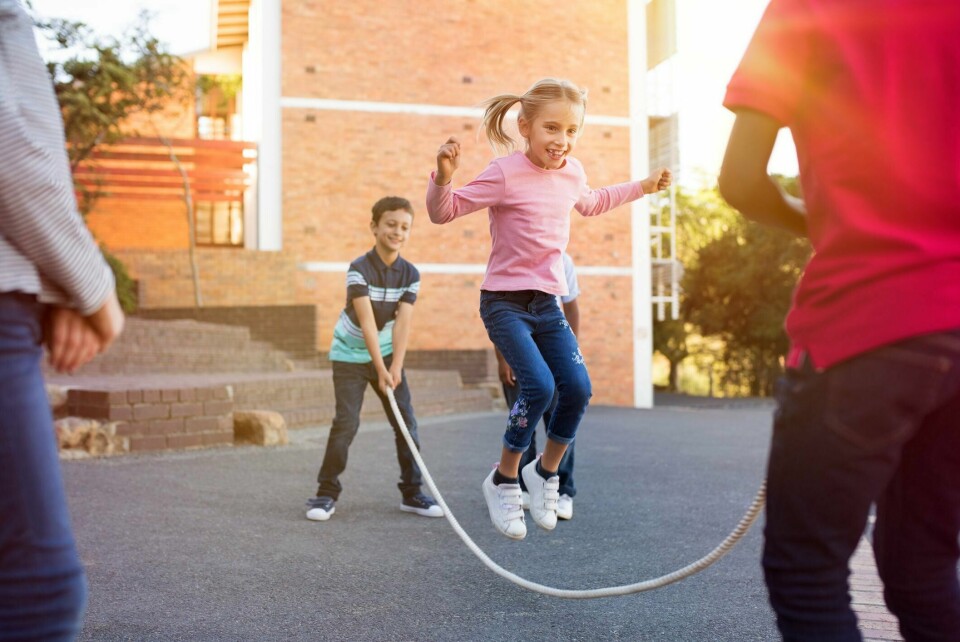 Skolen legger ikke tilstrekkelig til rette for at barna får utfolde seg gjennom lek, noe som i en kritisk fase av livet er den klart viktigste arenaen for læring, skriver Leif-André Trøhaugen. Bildet er et illustrasjonsfoto. Barn leker, hopper tau