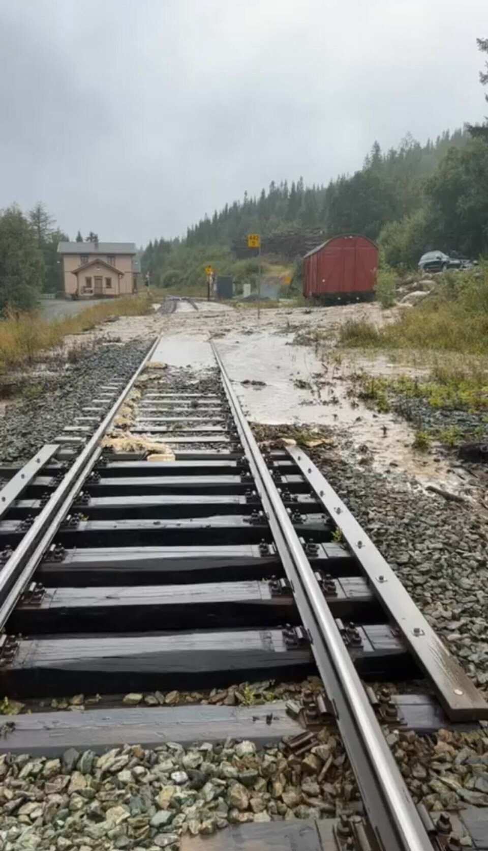 Flere jernbanestrekninger mellom Oslo og Trondheim er stengt, noe som skaper utfordringer for godstransportører. Bildet er fra Stensli stasjon på Rørosbanen. Jernbanesporet ved Stensli stasjon på Rørosbanen er skadd etter kraftig nedbør. Foto: Stig Halvei Rønning / Spordrift / NTB