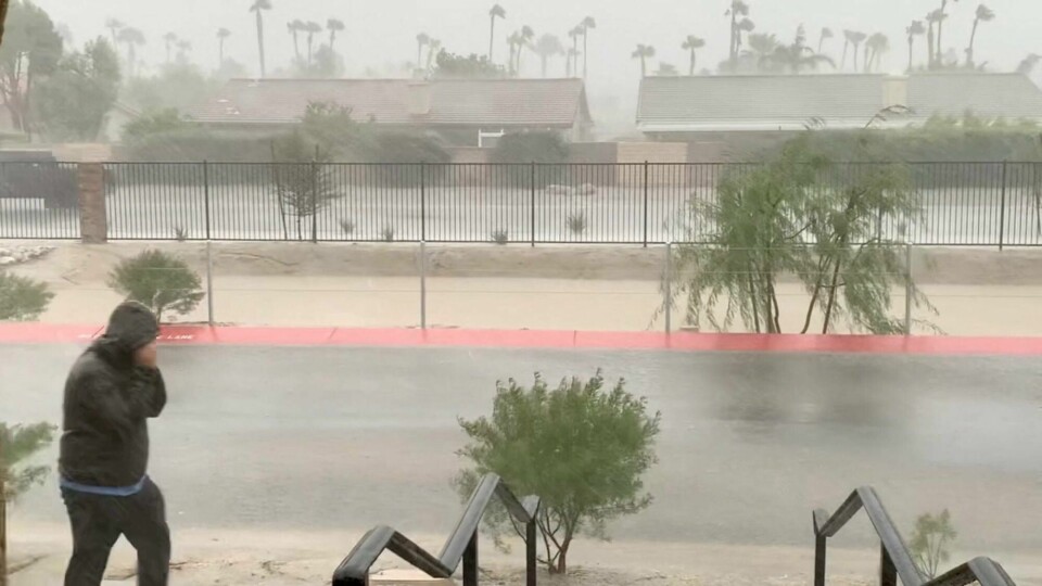 Sterk vind og massivt regn i Cathedral City i California søndag. Været som herjer er svært uvanlig for området. Sterk vind og massivt regn i Cathedral City i California søndag. Været som herjer er svært uvanlig for området.