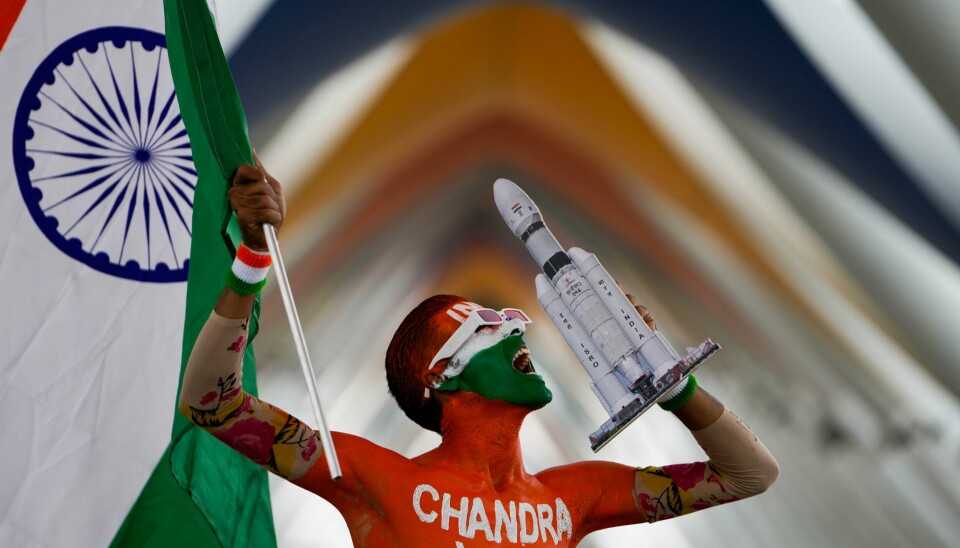 En mann med en modell av det indiske romfartøyet Chandrayaan-3 heier på sitt eget land. India melder seg kraftig på blant stormaktene innenfor romfart. En mann med en modell av det indiske romfartøyet Chandrayaan-3 heier på sitt eget land. India melder seg kraftig på blant stormaktene innenfor romfart. Foto: Ajit Solanki/AP/NTB
