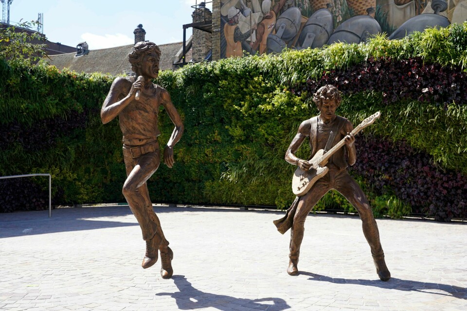 'The Glimmer Twins' er navnet på bronsestatuen avduket onsdag i britiske Dartford, hjembyen til Mick Jagger og Keith Richards. «The Glimmer Twins» er navnet på bronsestatuen avduket onsdag i britiske Dartford, hjembyen til Mick Jagger og Keith Richards. Foto: AP