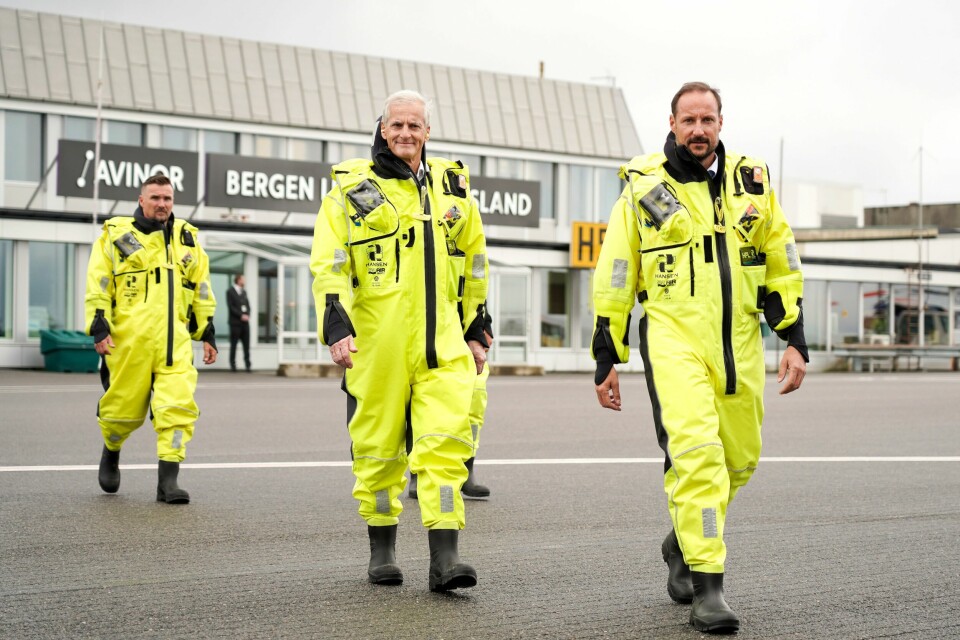 Kronprins Haakon og statsminister Jonas Gahr Støre før de flyr ut for å åpne den flytende havvindparken Hywind Tampen. Kronprins Haakon og statsminister Jonas Gahr Støre før de flyr ut for å åpne den flytende havvindparken Hywind Tampen.Foto: Ole Berg-Rusten / NTB