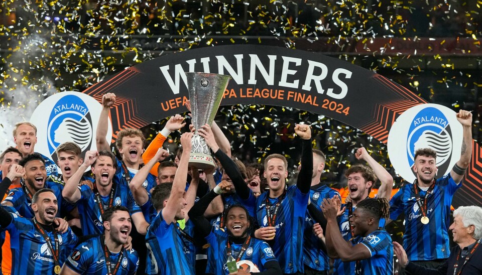 Atalanta ble klubben som påførte Leverkusen sesongens første nederlag, i den 52. kampen. Ademola Lookman scoret målene da europaligafinalen ble vunnet 3-0. Atalanta feirer med pokalen etter 3-0-seieren over Leverkusen i europaligafinalen. Foto: Kirsty Wigglesworth, AP / NTB