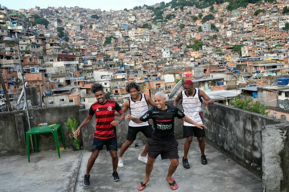 Ungdommer viser sin danseglede i en av Rio de Janeiros favelaer. Nå er passinho erklært kulturarv. Ungdommer viser sin danseglede i en av Rio de Janeiros favelaer. Nå er passinho erklært kulturarv. Foto: Silvia Izquierdo / AP / NTB