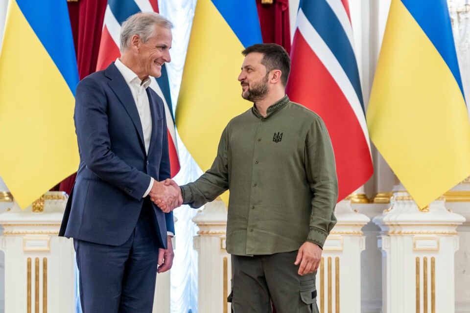 Ukrainas president Volodymyr Zelenskyj tok imot statsminister Jonas Gahr Støre i Kyiv torsdag. De to diskuterte muligheten for å ha møter om Zelenskyjs såkalte fredsformel i Oslo. Statsminister Jonas Gahr Støre slapp nyheten om at Norge sender kampfly til Ukraina under et besøk i Kyiv torsdag. Her hilser han på president Volodymyr Zelenskyj. Foto: Heiko Junge / NTB POOL