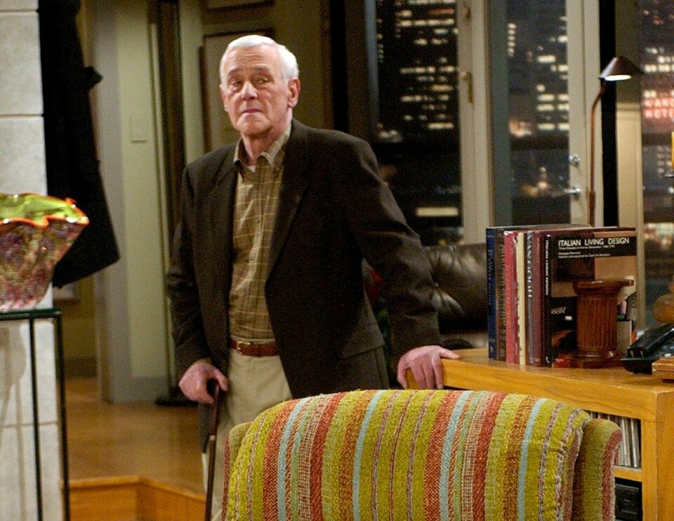 John Mahoney spilte Martin Crane, far til Frasier og Niles i den opprinneliger serien. Skuespilleren gikk bort i 2018, 77 år gammel. Her fra innspillingen av siste episode av «Frasier» i 2004. John Mahoney spilte Martin Crane, far til Frasier og Niles i den opprinneliger serien. Skuespilleren gikk bort i 2018, 77 år gammel. Her fra innspillingen av siste episode av «Frasier» i 2004.