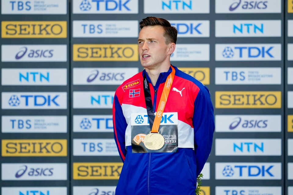 Karsten Warholm under medaljeseremonien i Budapest torsdag. Karsten Warholm under medaljeseremonien i Budapest torsdag. Foto: Beate Oma Dahle / NTB