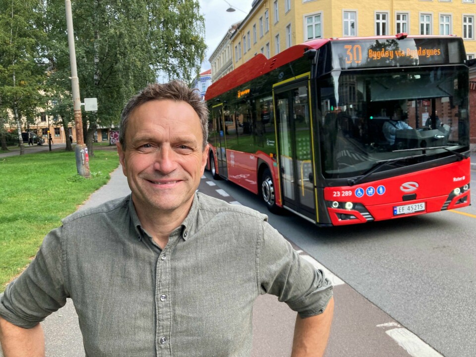 – Regjeringen har lovet å sette ned prisen på kortbanenettet i Nord-Norge og har kuttet prisen på ferjer langs kysten vår. Da kan den også innføre et nasjonalt månedskort, sier MDGs partileder Arild Hermstad. – Regjeringen har lovet å sette ned prisen på kortbanenettet i Nord-Norge og har kuttet prisen på ferjer langs kysten vår. Da kan den også innføre et nasjonalt månedskort, sier MDGs partileder Arild Hermstad.
