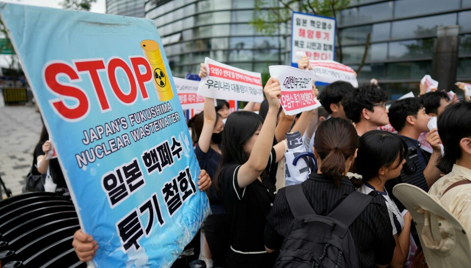 Demonstranter har samlet seg utenfor Japans ambassade i Seoul for å protestere mot utslipp av renset radioaktivt vann fra det ødelagte japanske atomkraftverket Fukushima. Demonstranter har samlet seg utenfor Japans ambassade i Seoul for å protestere mot utslipp av renset radioaktivt vann fra det ødelagte japanske atomkraftverket Fukushima. Foto: Lee Jin-man / AP / NTB