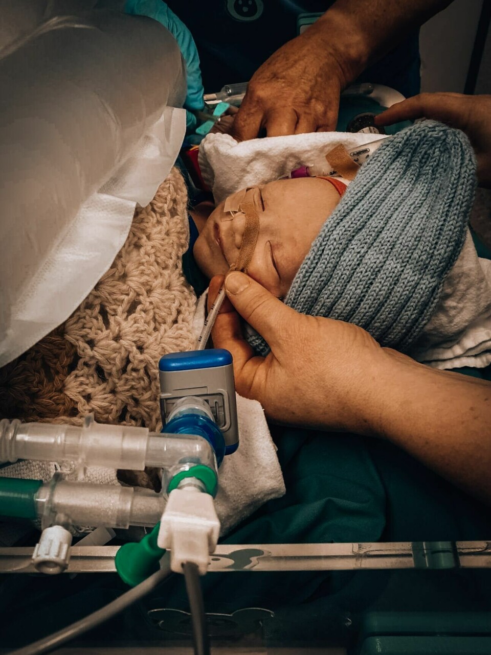 Da Miran Lucas kom til verden hadde han navlestrengen kveilet rundt halsen tre ganger. Da Miran Lucas kom til verden hadde han navlestrengen kveilet rundt halsen tre ganger.