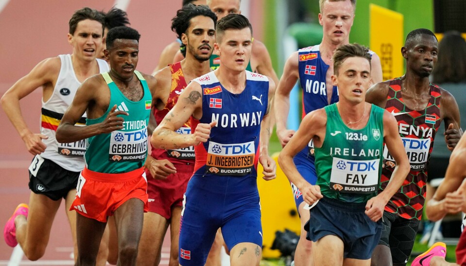 Både Jakob Ingebrigtsen og Narve Gilje Nordås (med teip på nesen til høyre) skal løpe fredag. Både en febersyk Jakob Ingebrigtsen og Narve Gilje Nordås tok seg videre til finalen på 5000 meter torsdag.