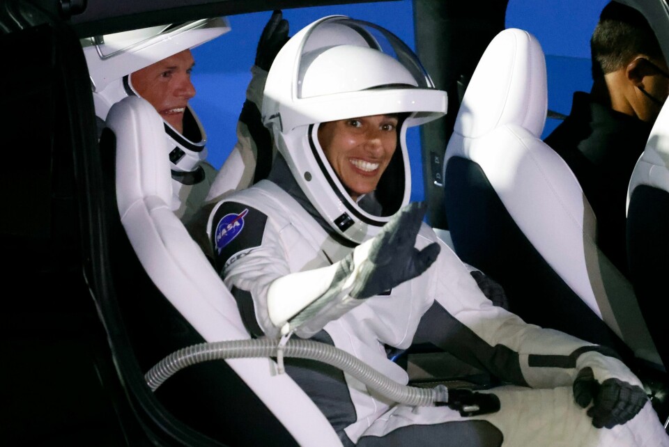 Nasa-astronauten Jasmin Moghbeli (t.h.) og den danske astronauten Andreas Mogensen (t.v.) på vei mot romfartøyet som skal bringe dem til ISS. Nasa-astronauten Jasmin Moghbeli (t.h.) og den danske astronauten Andreas Mogensen (t.v.) på vei mot romfartøyet som skal bringe dem til ISS. Foto: Terry Renna / AP / NTB