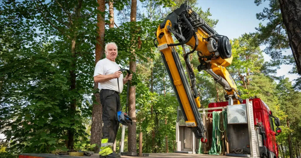 Svein Harald Johnsen startet å kjøre lastebil med kran for 43 år siden. Svein Harald Johnsen startet å kjøre lastebil med kran for 43 år siden.
