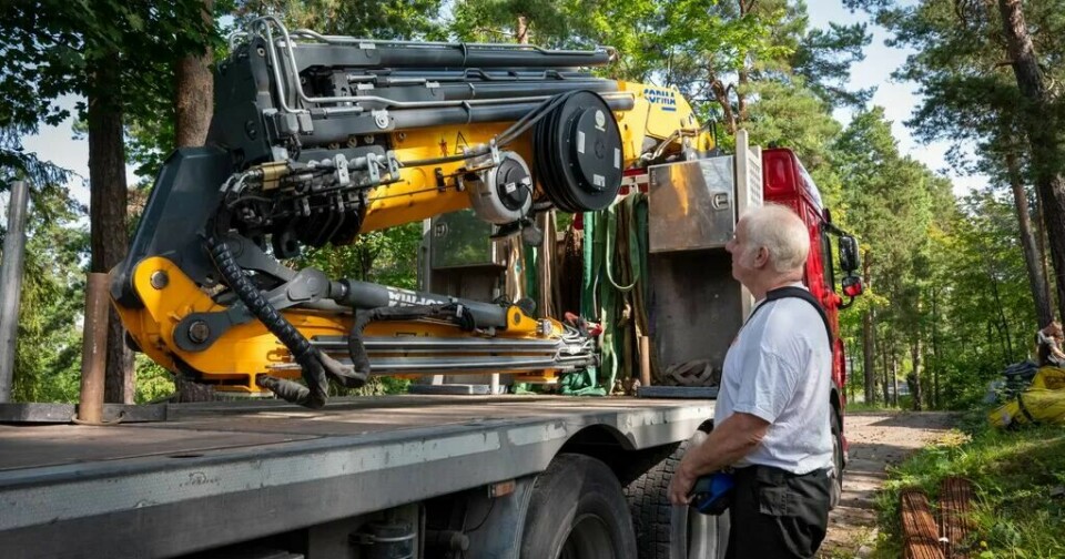 Bare krana på bilen til Svein Harald Johnsen veier flere tonn. Den må legges bakover på planet når han kjører uten last på grunn av vektfordelingen på bilen. Bare krana på bilen til Svein Harald Johnsen veier flere tonn. Den må legges bakover på planet når han kjører uten last på grunn av vektfordelingen på bilen.