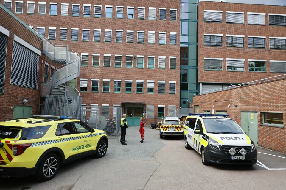 En mann i 20-årene er siktet for drapsforsøk etter knivstikkingen der to lærere ble skadd på et UiO-bygg i Oslo onsdag. Én lærer er kritisk skadd og en annen lærer er lettere skadd etter knivhendelse ved en bygning tilknyttet Universitetet i Oslo torsdag. Foto: Frederik Ringnes / NTB