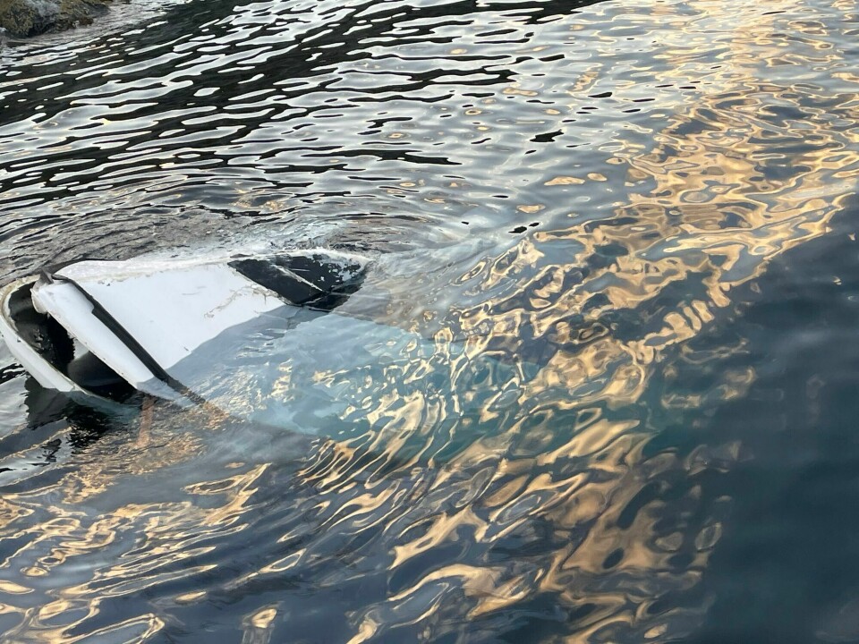Båten, som stikker delvis opp av vannet. Båten, som stikker delvis opp av vannet.