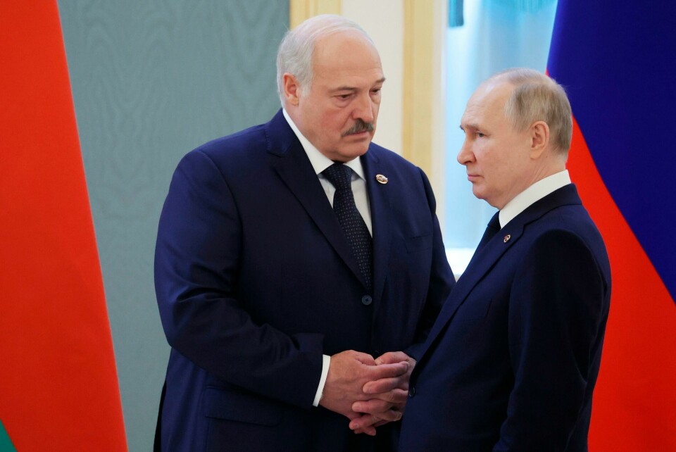 Vladimir Putin (t.h.) er en kalkulerende og rolig person, ifølge Belarus' president Aleksandr Lukasjenko (t.v.). Bildet av de to presidentene ble tatt under et møte i Moskva i vår. Belarus' president Aleksandr Lukasjenko og Russlands president Vladimir Putin. Foto: Mikhail Klimentyev, Sputnik, Kreml Pool Photo via AP / NTB