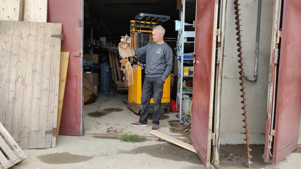 Nå har vannet trukket seg tilbake, men den langdryge jobben med å få tørket opp husene og erstattet det som er blitt ødelagt, gjenstår for Hans Anders Olsen. Nå har vannet trukket seg tilbake, men den langdryge jobben med å få tørket opp husene og erstattet det som er blitt ødelagt, gjenstår for Hans Anders Olsen.