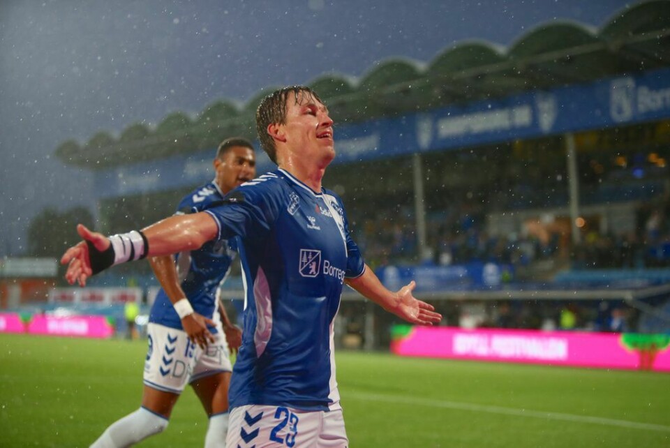 Niklas Sandberg scoret og hadde målgivende da Sarpsborg 08 knuste Tromsø IL. Dermed hjelper Lura-karen sin gamle klubb Viking i gullstriden. Niklas Sandberg