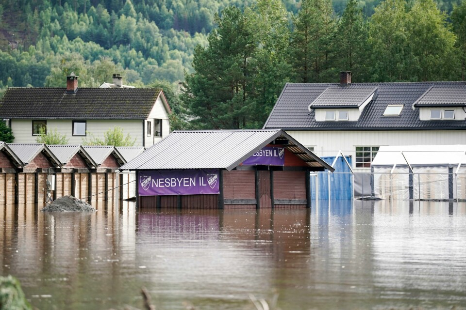 Slik så det ut i Nesbyen 27 august. Nå kan deler av sentrum i bygda bli flyttet Nesbyen i Hallingdal i Viken har blitt hardt rammet av flom i helga. Foto: Stian Lysberg Solum / NTB