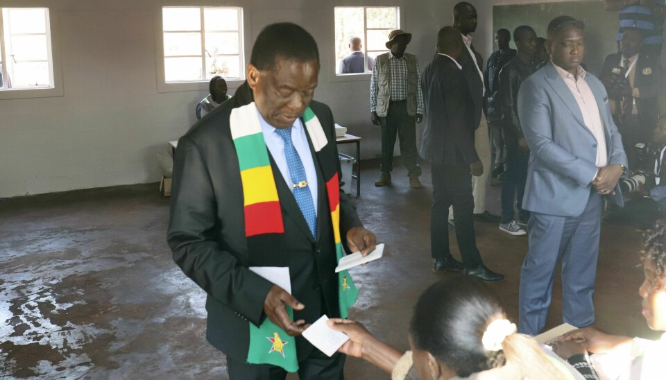Valgkommisjonen i Zimbabwe sier president Emmerson Mnangagwa fikk flertall i valget og dermed fortsetter som landets leder. Valgkommisjonen i Zimbabwe sier president Emmerson Mnangagwa fikk flertall i valget og dermed fortsetter som landets leder. Foto: AP / NTB