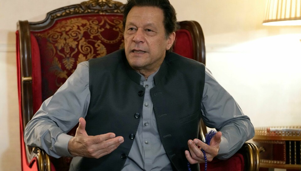 Pakistans tidligere statsminister Imran Khan. Pakistans tidligere statsminister Imran Khan ble lørdag funnet skyldig i korrupsjon og dømt til tre års fengsel. Selv hevder 70-åringen å være et uskyldig offer for en politisk heksejakt. Arkivfoto: K.M. Chaudary / AP / NTB
