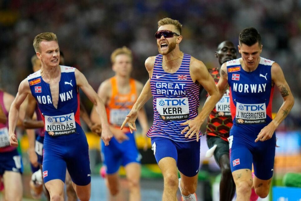 Briten Josh Kerr rekker akkurat å forhindre at VM-finalen på 1500 meter blir et rent klubbmesterskap for Sandnes Idrettslag. En småsyk Jakob Ingebrigtsen tar sølv foran Narve Gilje Nordås. VM