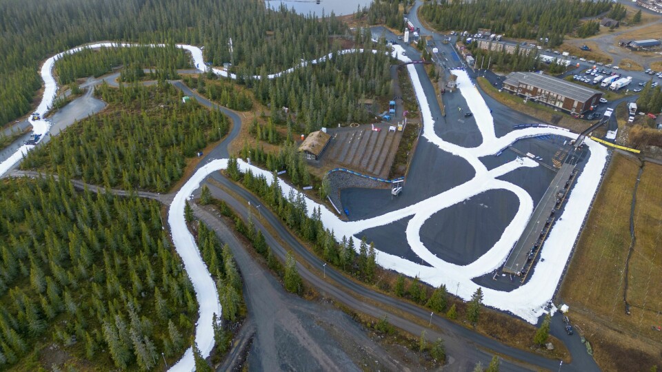 Det blir stadig vanskeligere med snø på Europas skisteder. Da blir det løsninger som dette. Det blir stadig vanskeligere med snø på Europas skisteder.