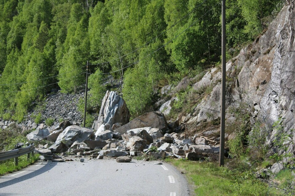For mange veier i vest er rasutsatt, som fylkesvei 570 ved Dyrdal i Alver, der uhellet var ute i sommer. Det må prioriteres, skriver Dagsavisen på lederplass. For mange veier i vest er rasutsatt, som fylkesvei 570 ved Dyrdal i Alver, der uhellet var ute i sommer. Det må prioriteres, skriver Dagsavisen på lederplass.