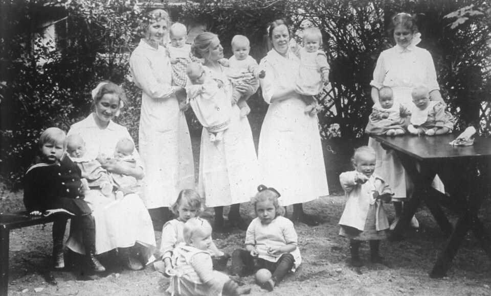 Elever fra den kommunale husmorskolen hadde praksis i barnepleie ved Heftyes barnehjem. Bildet er hentet fra Helserådet, overlege Carl Schiøtz' fotosamling og viser barnepleiere med småbarn. Ukjent institusjon i Oslo. Elever fra den kommunale husmorskolen hadde praksis i barnepleie ved Heftyes barnehjem. Bildet er hentet fra Helserådet, overlege Carl Schiøtz' fotosamling og viser barnepleiere med småbarn. Ukjent institusjon i Oslo.