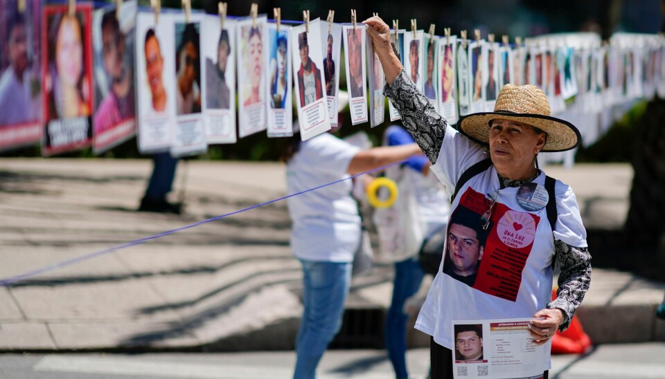 En kvinne henger opp et bilde av en savnet person i Mexico City. Mexicanske kvinner markerte onsdag den internasjonale dagen for forsvunne med protestmarsjer i flere byer i landet. En kvinne henger opp et bilde av en savnet person i Mexico City. Mexicanske kvinner markerte onsdag den internasjonale dagen for forsvunne med protestmarsjer i flere byer i landet. Foto: Eduardo Verdugo / AP / NTB
