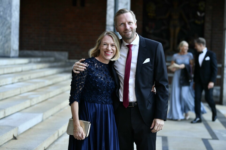 Anniken Huitfeldts (Ap) ektemann Ola Flem kjøpte seg inn i et seismikkselskap kort tid etter at selskapet var med utenriksministeren til India i fjor vår. Arkivfoto: Naina Helen Jåma / NTB Huitfeldt og Flem ankommer fotografter før Stortingets avslutningsmiddag i september 2021. Arkivfoto: Naina Helen Jåma / NTB