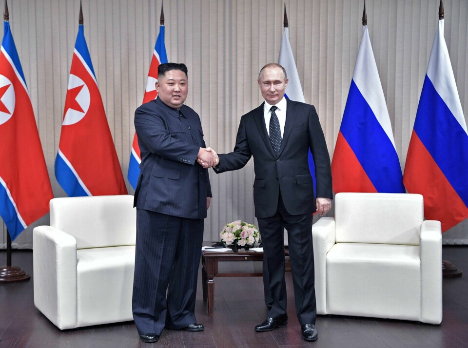 Kim jong-un (til venstre) og Vladimir Putin skal ifølge amerikansk etterretning brevveksle om en mulig våpenavtale. Her fra et møte i Vladivostok i 2019. Russian President Vladimir Putin meets with North Korean leader Kim Jong Un at the Far Eastern Federal University campus on Russky island in the far-eastern Russian port of Vladivostok on April 25, 2019. (Photo by Alexey NIKOLSKY / SPUTNIK / AFP)