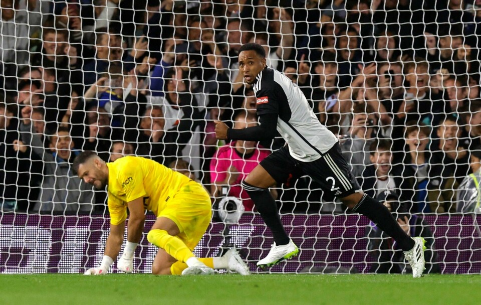 Kenny Tete var i garderoben for å finne seg en ny sko da Tottenham utlignet, men fikk sin revansj da han satte inn det avgjørende straffesparket som sendte Tottenham ut av ligacupen på straffer. Kenny Tete var i garderoben for å finne seg en ny sko da Tottenham utlignet, men fikk sin revansj da han satte inn det avgjørende straffesparket som sendte Tottenham ut av ligacupen på straffer. DET skjer ikke hver dag.