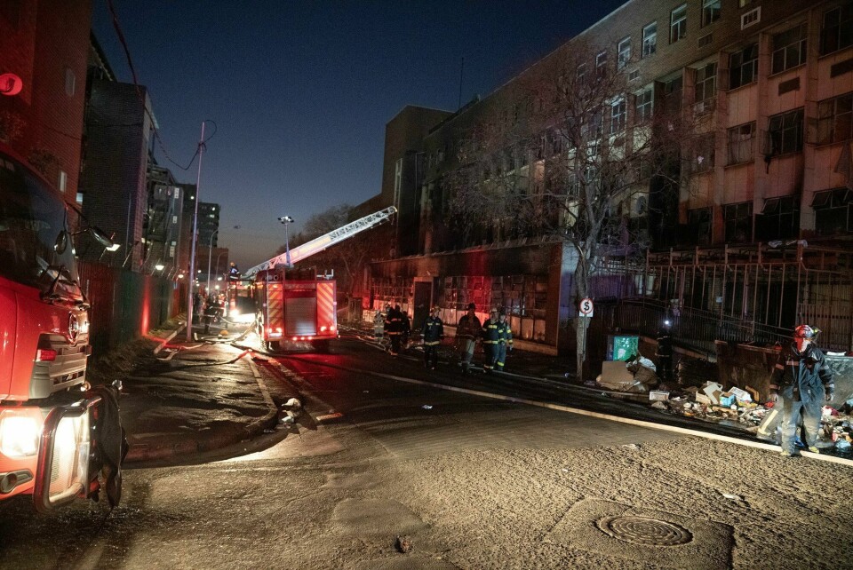 Brannmannskaper jobber på brannstedet i Johannesburg i Sør-Afrika. Fire fighters work at the scene of a deadly blaze in the early hours of the morning, in Johannesburg, South Africa August 31, 2023. REUTERS/Shiraaz Mohamed