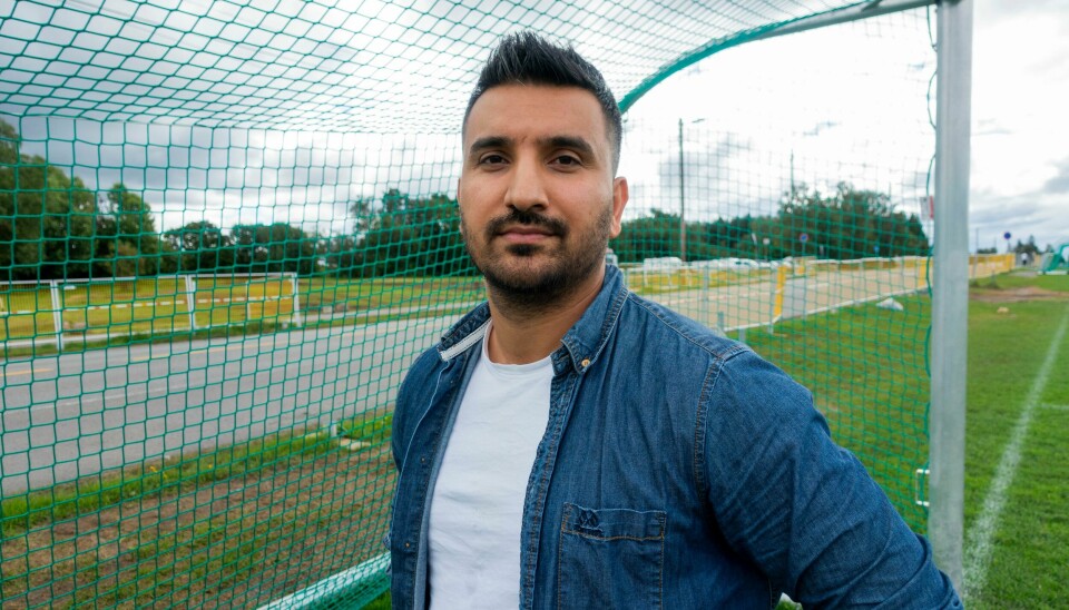 Siavash Mobasheri (R) opplevde selv rasisme på banen som barn og ungdom. Nå er han bekymret for dagens unge. Siavash Mobasheri (R) opplevde selv rasisme på banen som barn og ungdom. Nå er han bekymret for dagens unge.