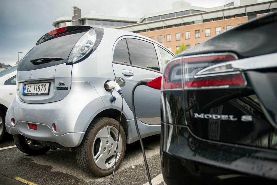 Oppgaven er ganske enkel: Vi trenger flere ladestasjoner på parkeringsplassene for bildeling i Oslo, skriver forfatterne av innlegget. Lading elbil