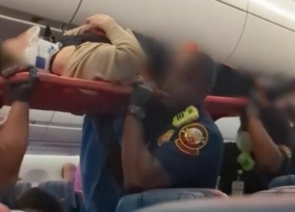 11 personer ble skadet da et Delta-fly fløy inn i et område med kraftig turbulens tirsdag kveld, lokal tid. Dette er et stillbilde fra en video som en av passasjerene delte på Tiktok etter hendelsen. 11 personer ble skadet da et Delta-fly fløy inn i et område med kraftig turbulens tirsdag kveld, lokal tid. Dette er et stillbilde fra en video som en av passasjerene delte på Tiktok etter hendelsen.
