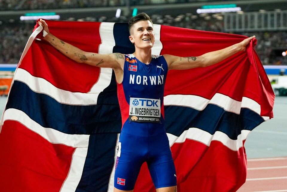 Jakob Ingebrigtsen feirer seieren på 5000 meter i Budapest. Bildet viser Jakob Ingebrigtsen som jubler med det norske flagget rundt seg etter seier i 5000 meter.