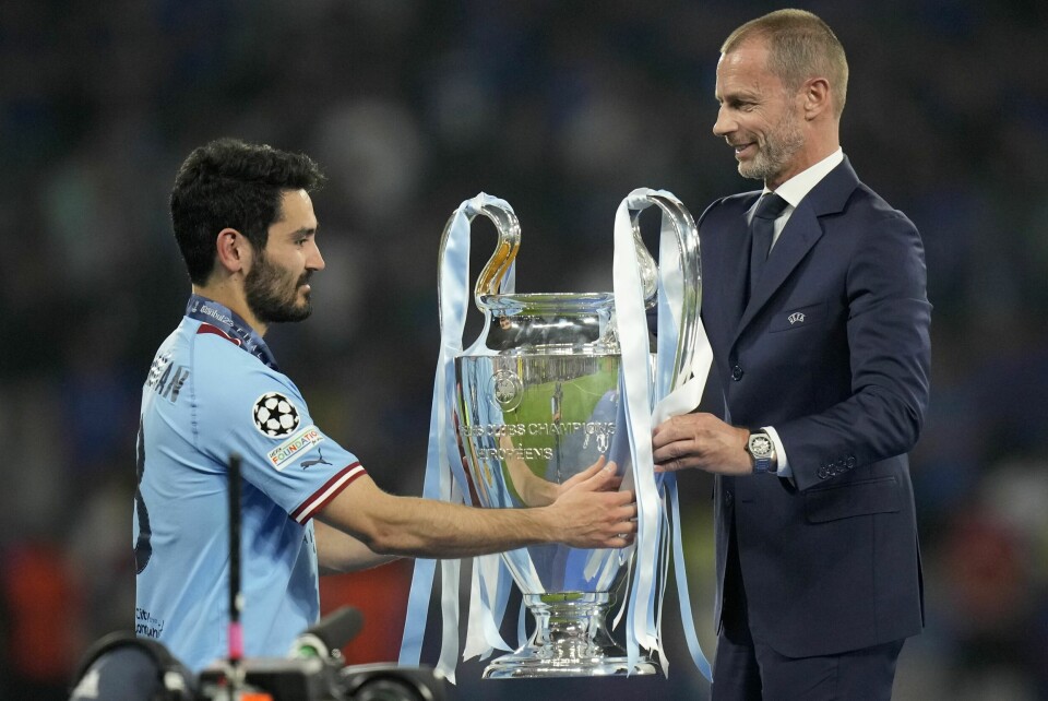UEFA-president Aleksander Ceferin gir CL-trofeet til Manchester Citys Ilkay Gündogan. Uefa-president Aleksander Ceferin deler ut Champions League-trofeet til daværende Manchester City-kaptein Ilkay Gündogan. Onsdag avgjorde Uefa at europacupklubber ikke lenger kan avskrive overganger i regnskapet utover fem år. Foto: Francisco Seco / AP / NTB
