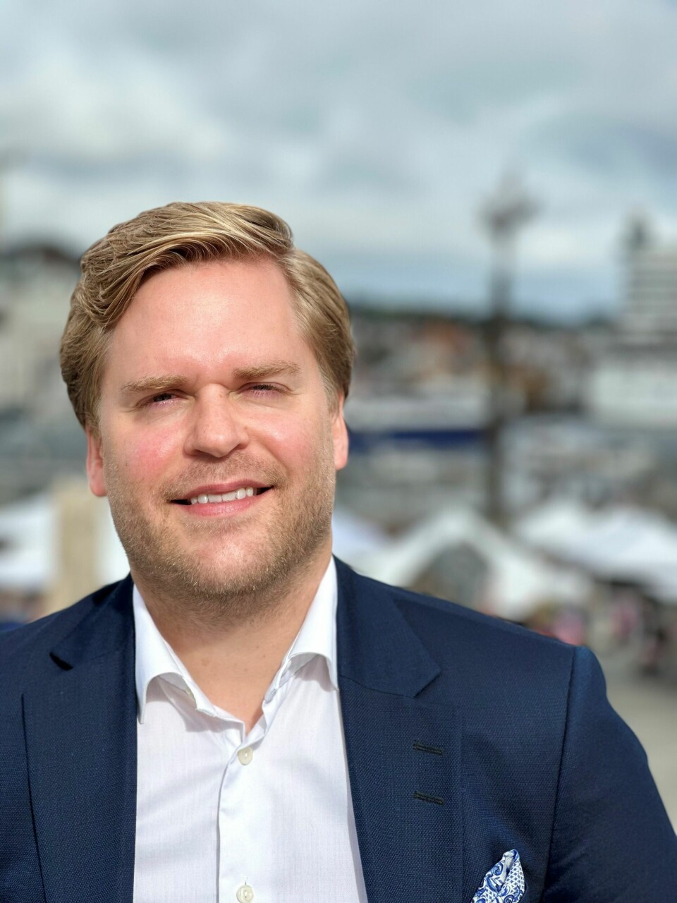 Kristoffer Sivertsen (Frp) mener mange vil benytte seg av søndagsåpne butikker, og mener det vil skape liv i sentrum og inntekter til butikkene i kampen mot netthandelen. Kristoffer Sivertsen (Frp)